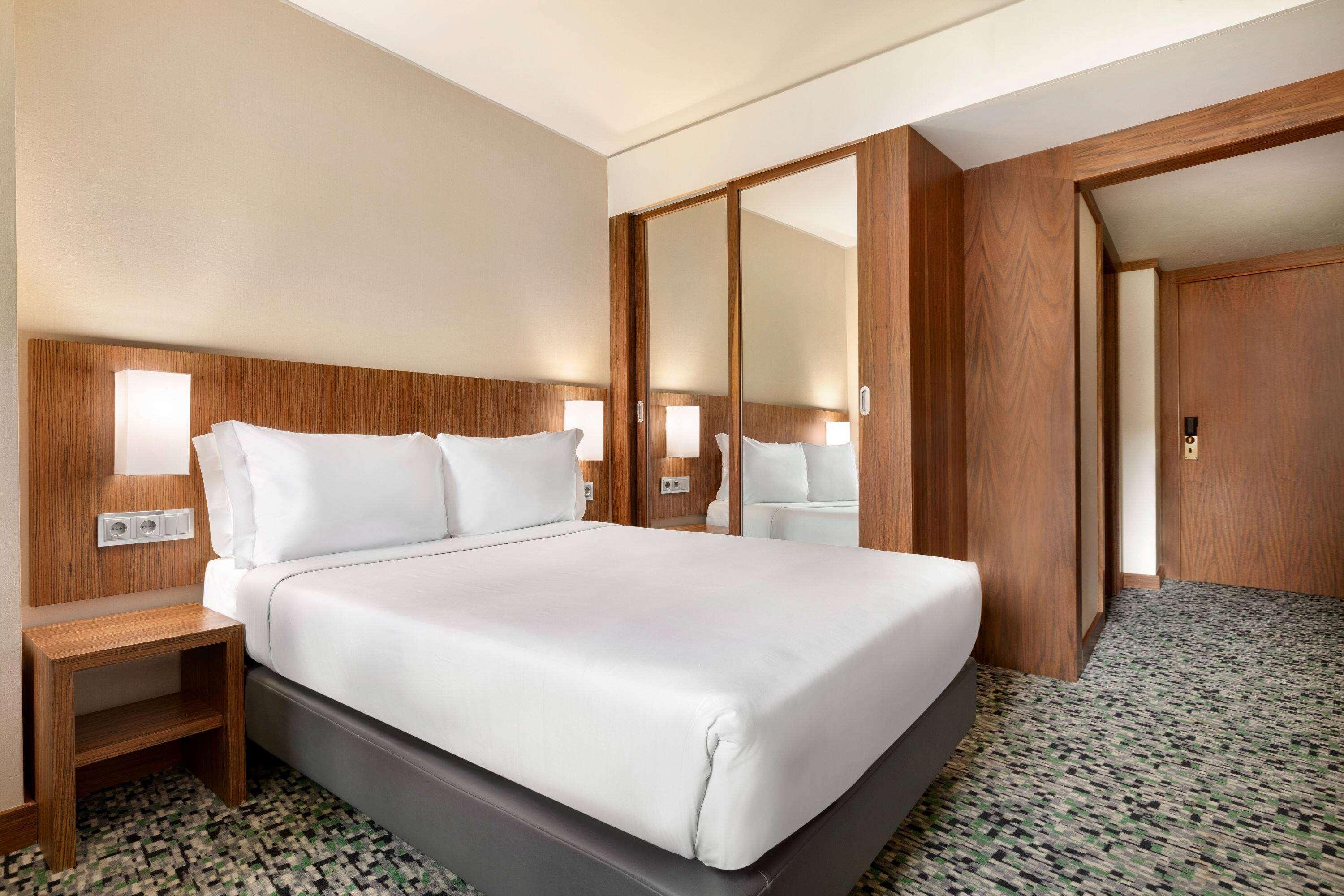 Ramada By Wyndham Lisbon Hotel Bagian luar foto