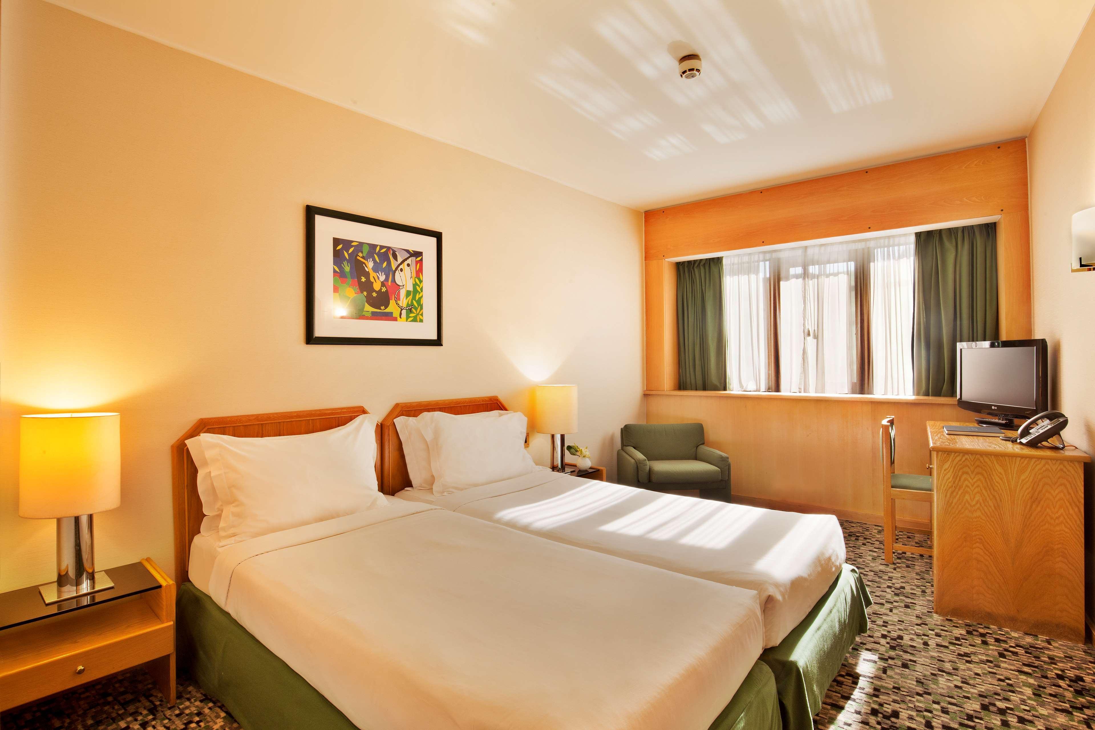 Ramada By Wyndham Lisbon Hotel Bagian luar foto