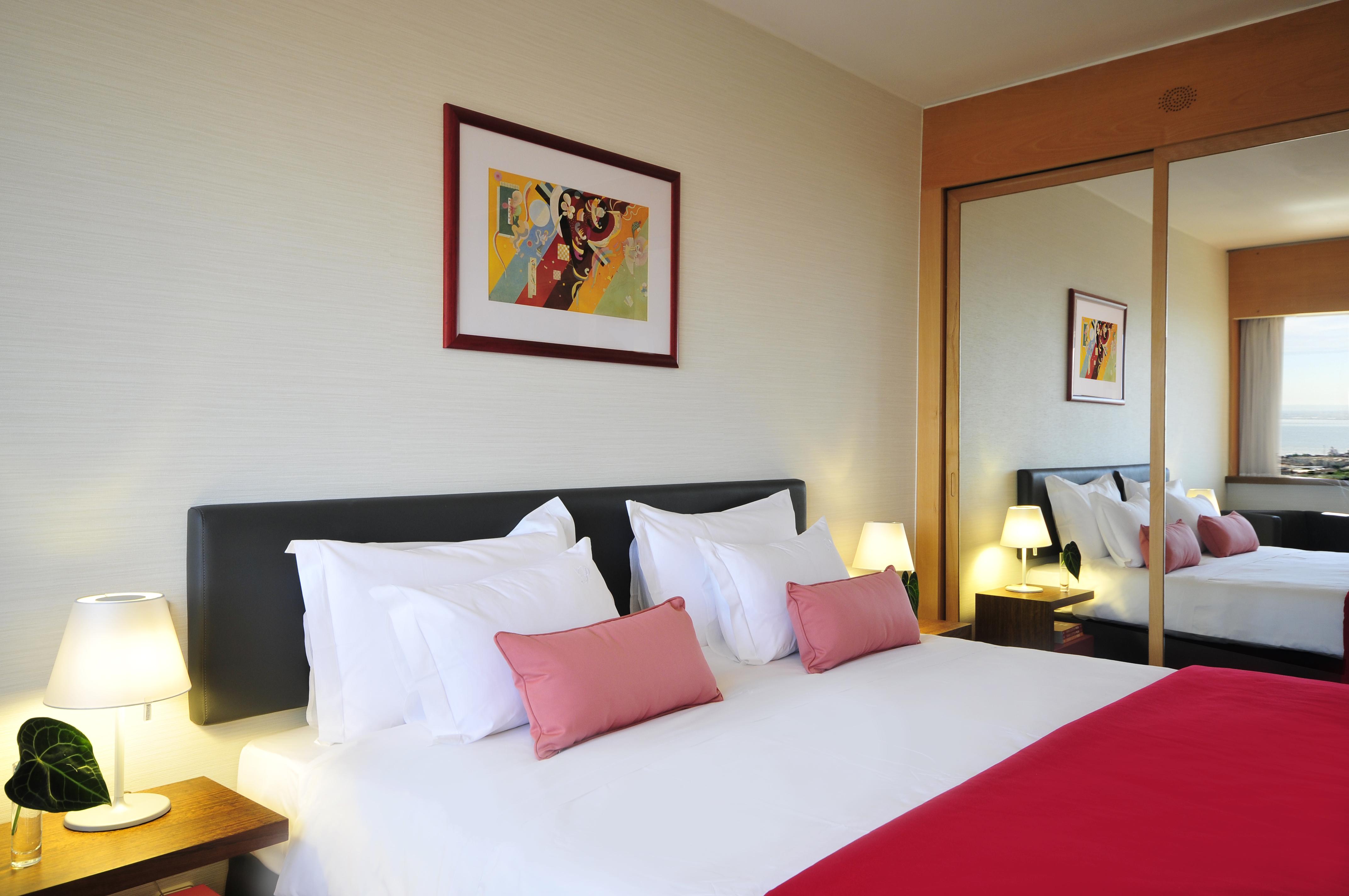 Ramada By Wyndham Lisbon Hotel Bagian luar foto