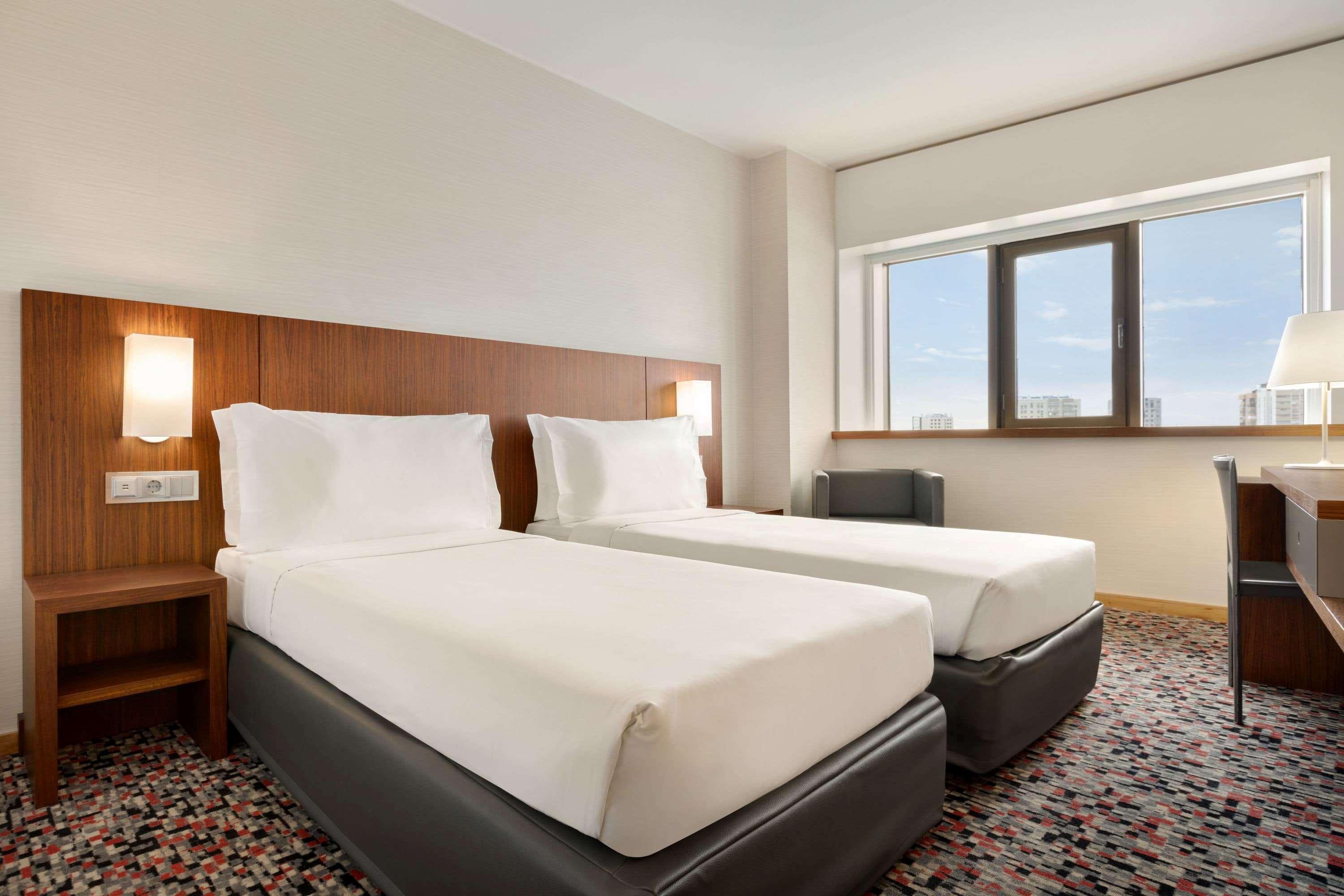 Ramada By Wyndham Lisbon Hotel Bagian luar foto
