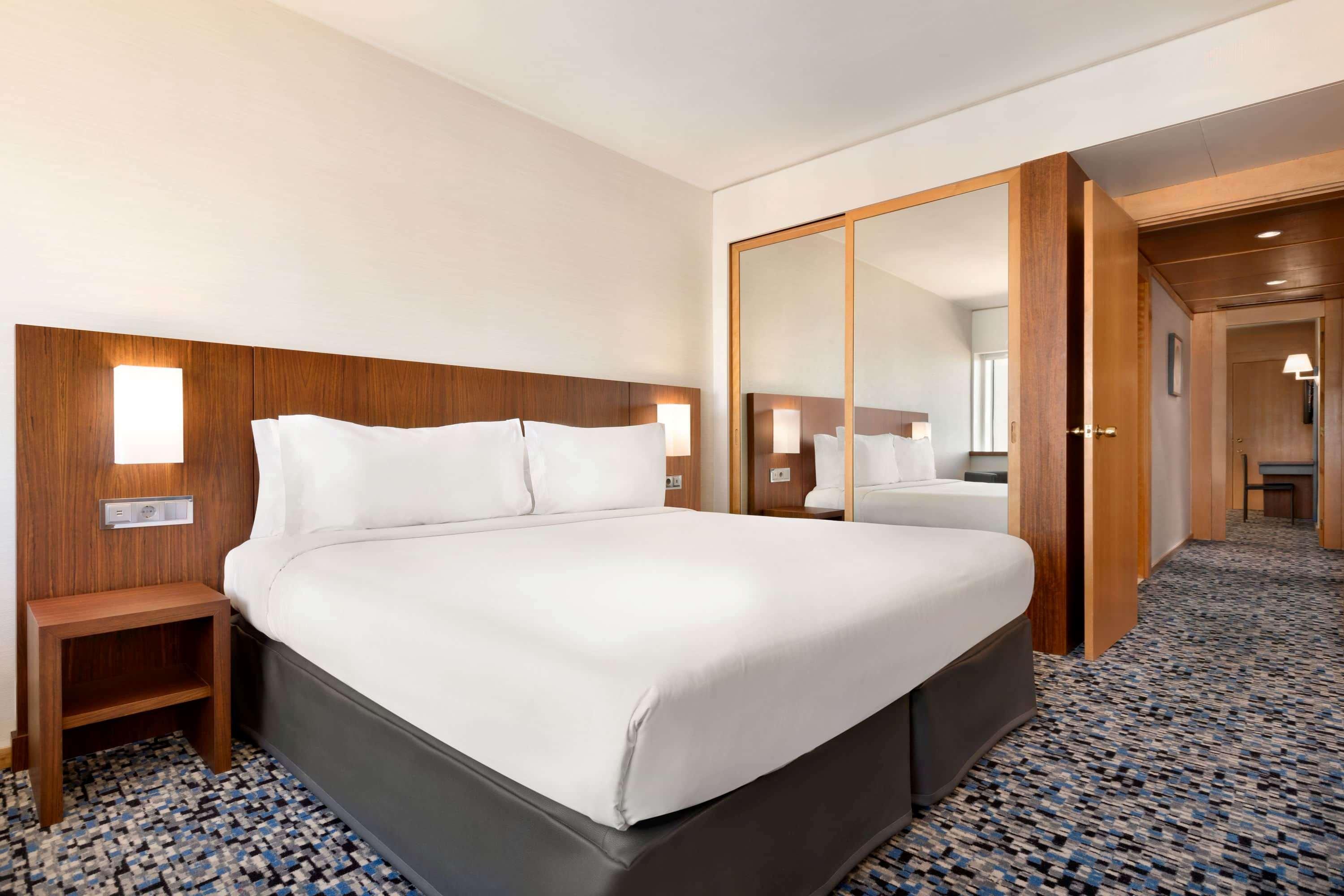 Ramada By Wyndham Lisbon Hotel Bagian luar foto